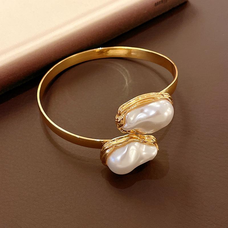 Baroque Pearl Open Bracelet - Elegant Light Luxury High-End Fashion Jewelry.