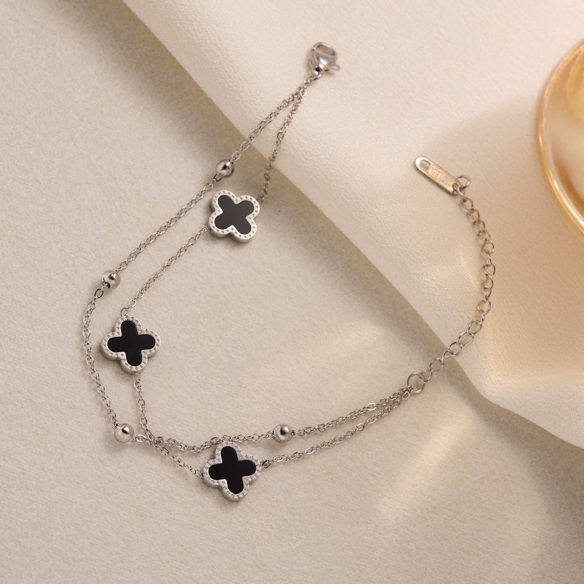 

Новый счастливый четырехлистный клевер двухсторонний двухслойный титановый стальной браслет женский модный легкий роскошный браслет для рук серебряный