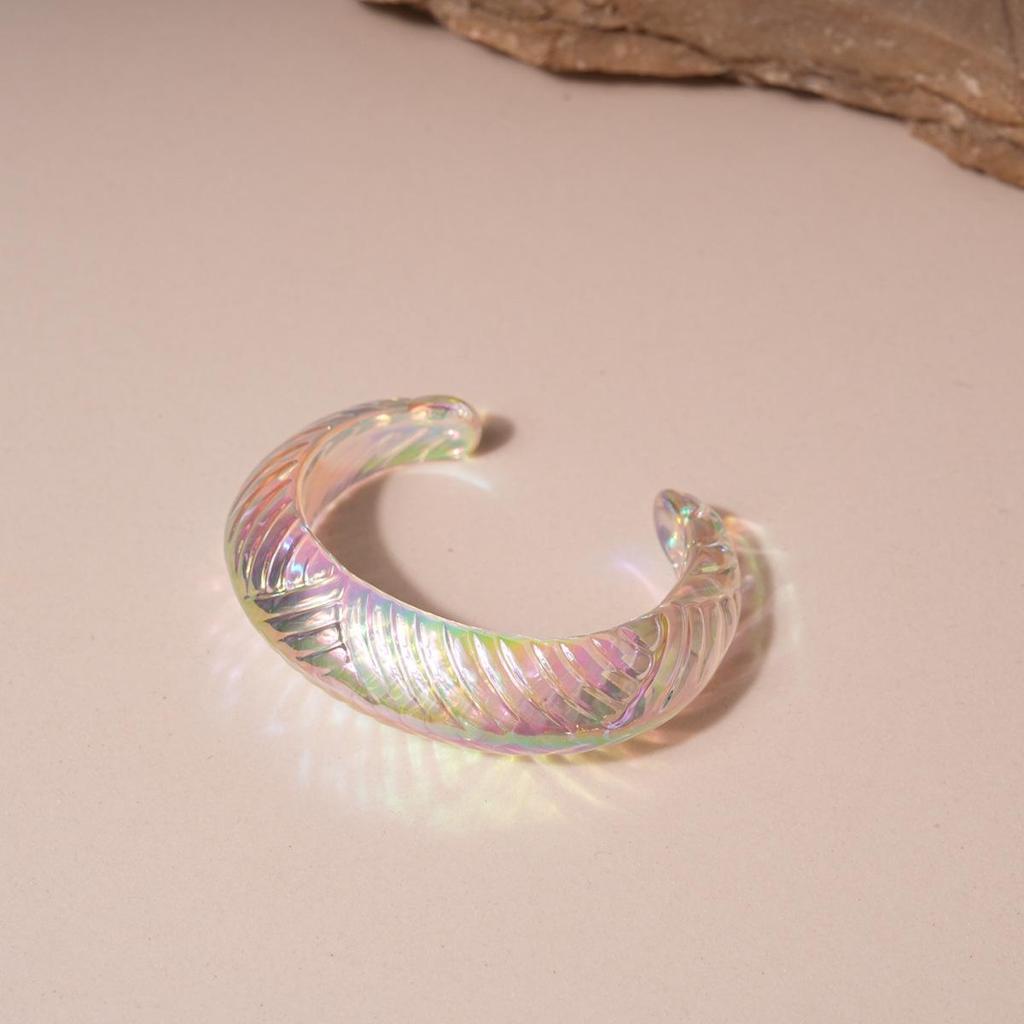 Bracciale Geometrico Acrilico Iridescente Esagerato: Gioielli Unici e di Alta Gamma per le Mani delle Donne