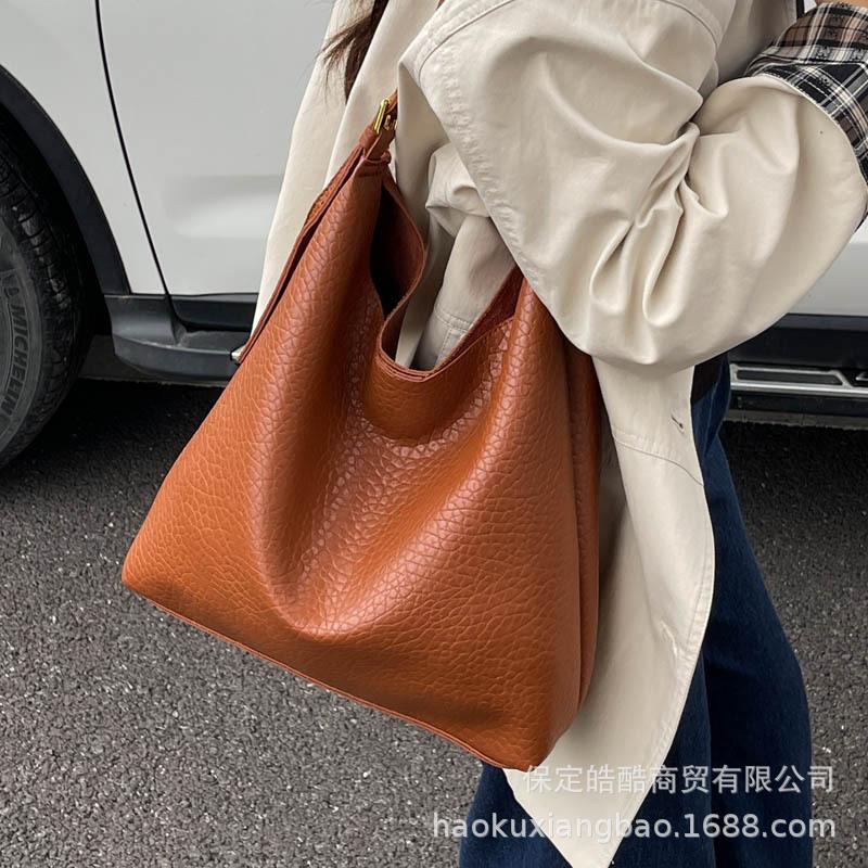 Large-capacity bag women's 2025 new autumn and winter retro style lychee pattern handbag for class commuting shoulder tote bag
