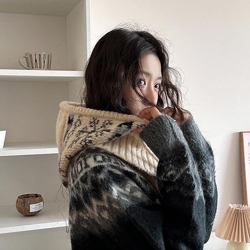 

Корейская женская балаклава со снежинками и защитой шеи One Size бежевый