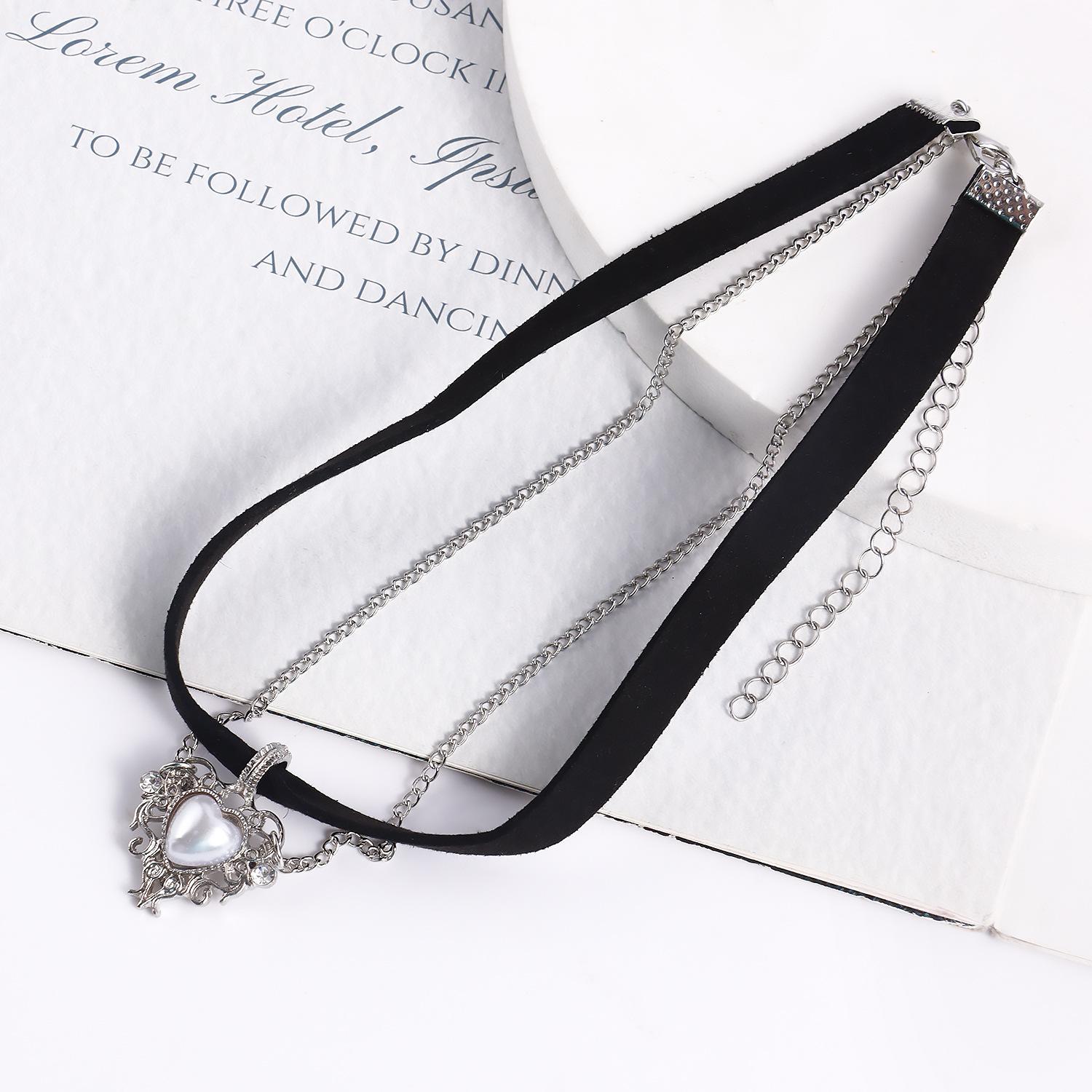 

Retro Gold Color Hollowed-out Lacework Heart Pendant Metal Chain Tassels Black Velvet Necklace for Women Party Choker Jewelry