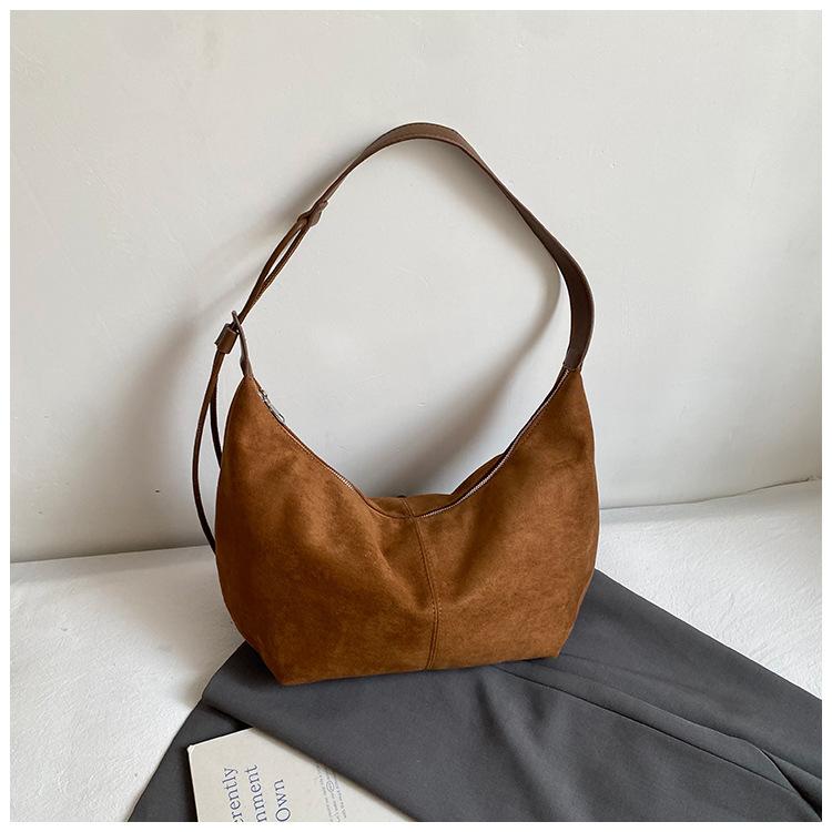 

Korean version of niche frosted dumpling bag women s 2025 autumn and winter new fashion retro shoulder bag daily commuter messenger bag коричневый