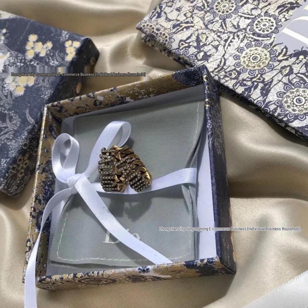 Di Jia Antique Bronze Wheat Ear Letter Stud Earrings - Women's Retro Style with Full Diamond Detailing