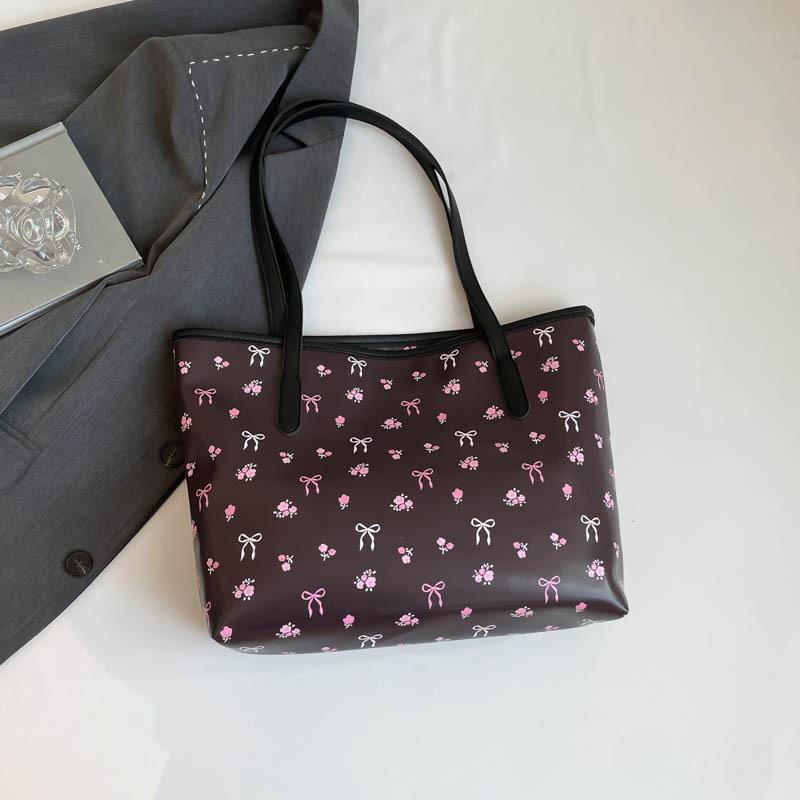 

The new beautiful and fresh summer popular versatile large-capacity students commute to class versatile portable shoulder armpit bag