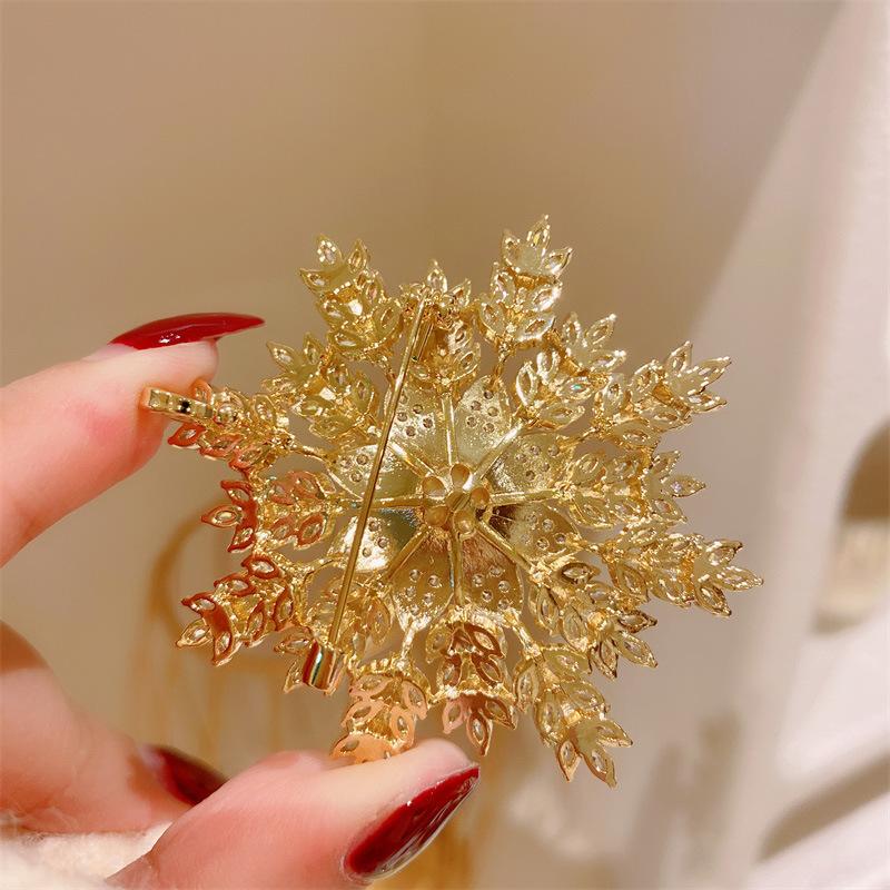 French high-end sense super beautiful natural freshwater pearl snowflake zircon brooch brooch female Korean version high-end suit pin