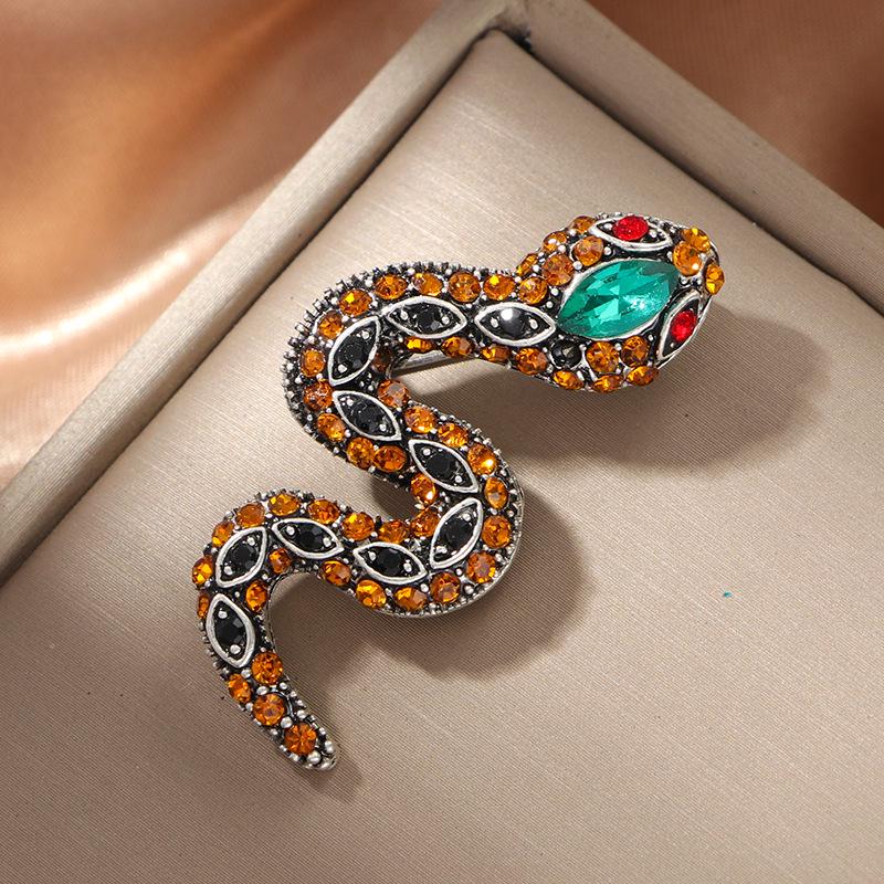 "Elegant Retro Snake Brooch for Women - Fashionable, Unique, Exquisite Pin Accessory"