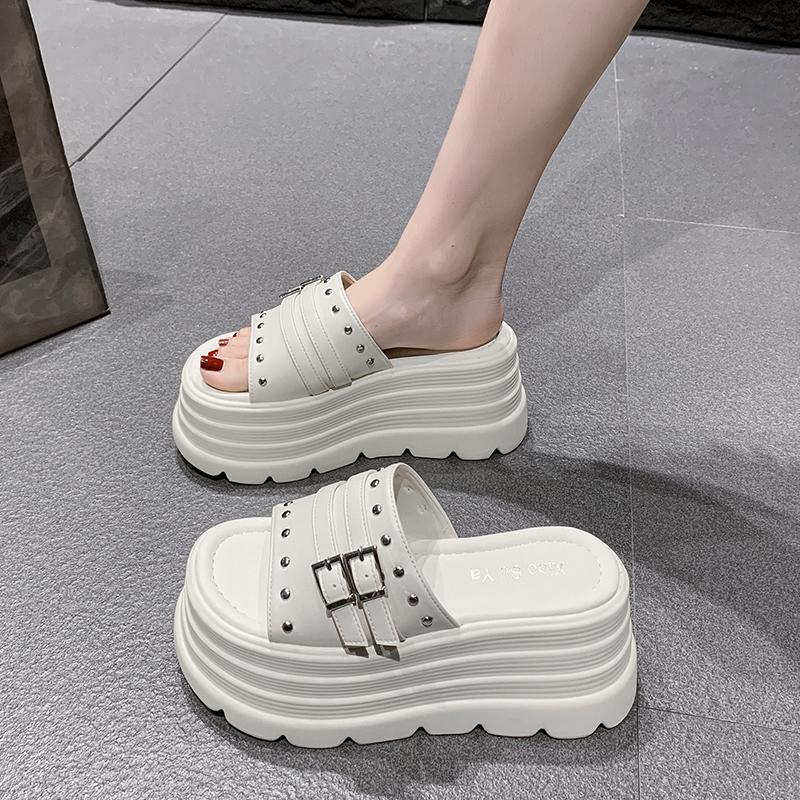 

Модные шлепанцы на танкетке, летние новинки, с круглым носком, с металлическими заклепками и ремешком с металлической пряжкой, водонепроницаемая платформа, высокий каблук 39 бежевый