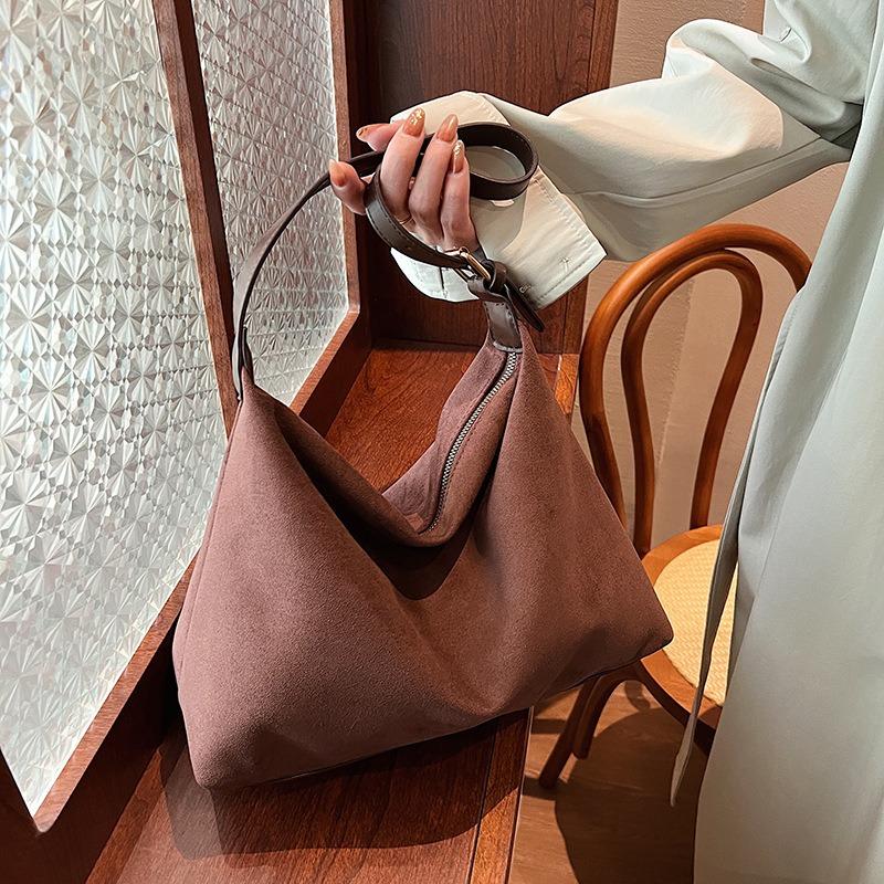 Neue Herbst- und Winter-Nischen-Umhängetasche für die Achselhöhle, matte große Tasche, Damenmode-Umhängetasche