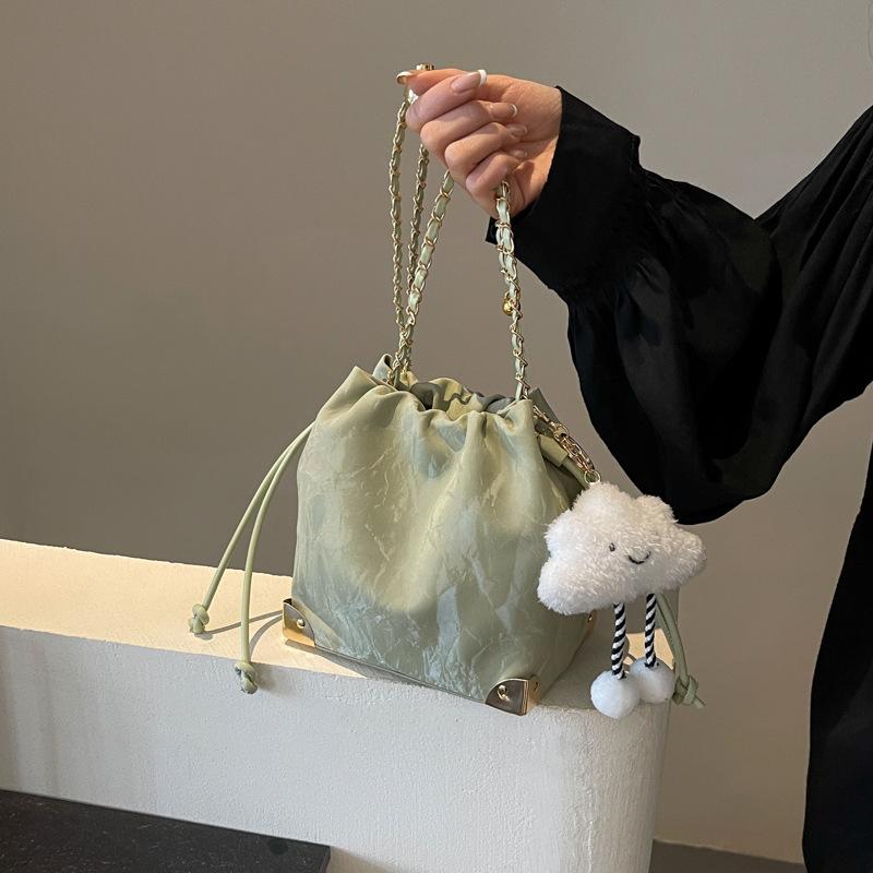 Today's popular small bags are women's new summer fashion chain bags, casual versatile messenger bucket bags.