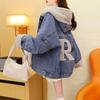 Plus Velvet Thicken Denim Jacket Moda Com Capuz Trespassado Quente Letras Estampadas Outwear Outono Inverno Roupas Soltas Mulheres