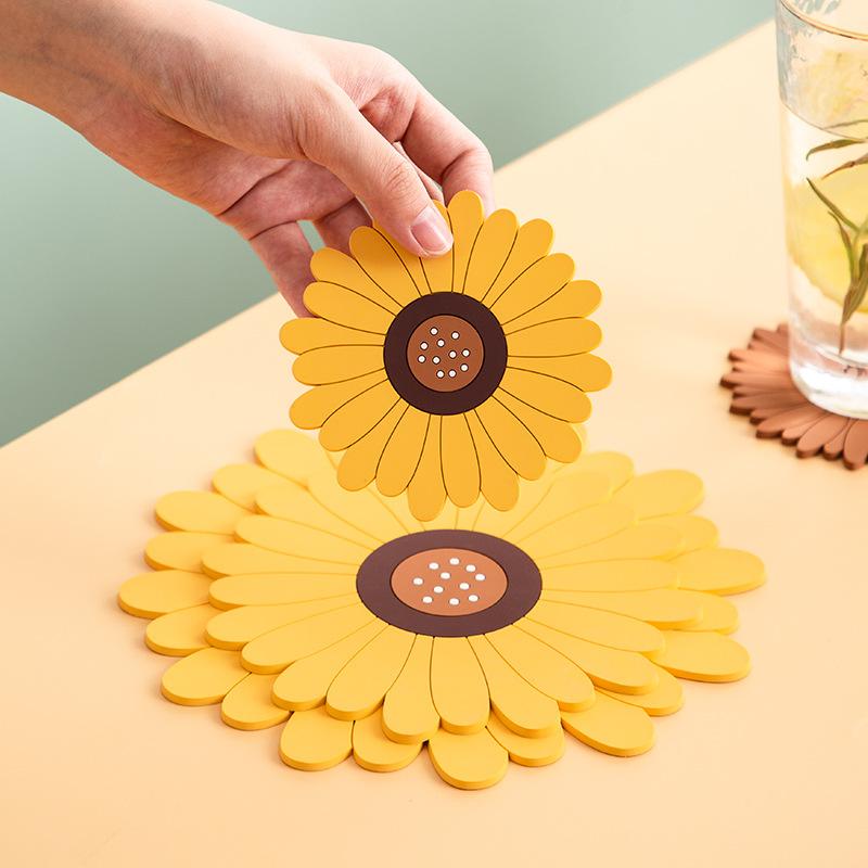 2pcs Silicone Trivet Mat Cute Sunflower Anti Scalding Mat, Heat Insulation Pat for Dishes, Soft Silicone Meal Mat Table Anti Slip Coaster