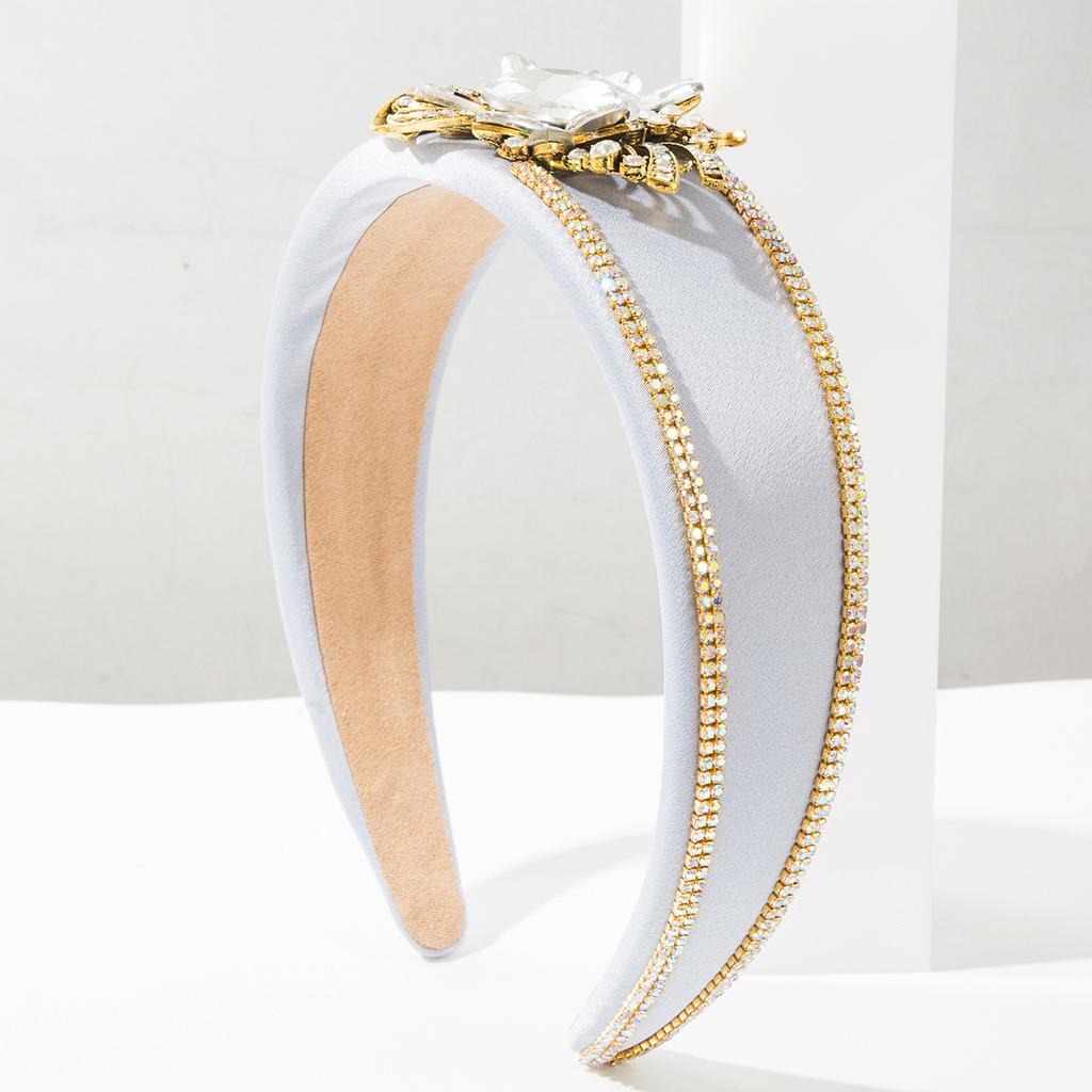 Hairband Chain with Dazzling Flowers and Wide Edge Hairband, An Elegant and Exquisite Accessory for High-class Ladies.