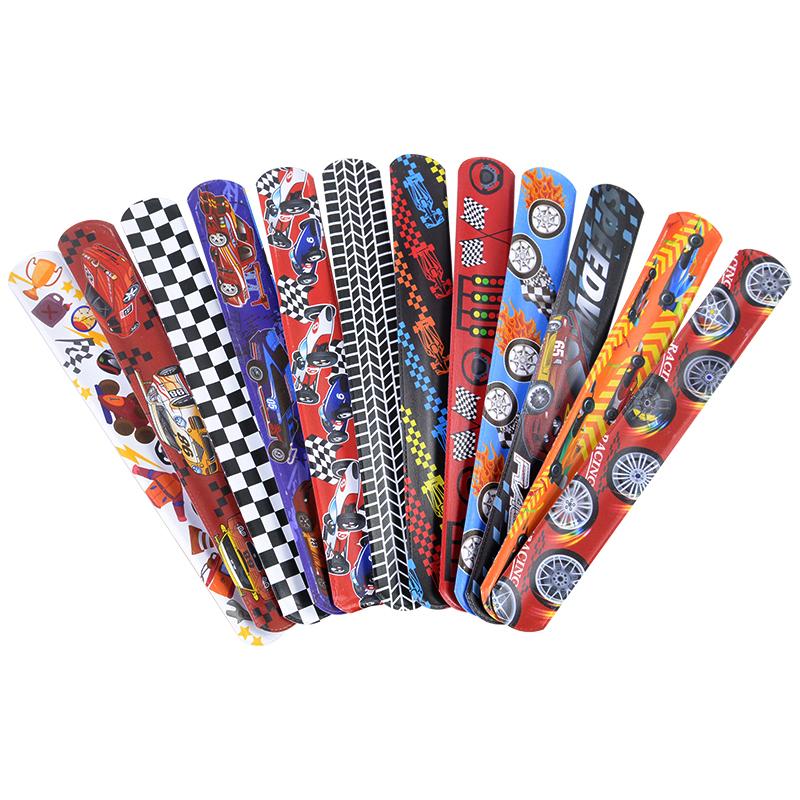 12er-Set Rennwagen-Klatscharmbänder – Geschenk für Gäste – Fröhliche Kinder – Jungen – Rennwagen-Motto – Geburtstagsdekoration – Kariert