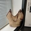 Sommer neue gewebte Strohtasche Damenmode Nische Schulter Eimer Tasche Strandtasche