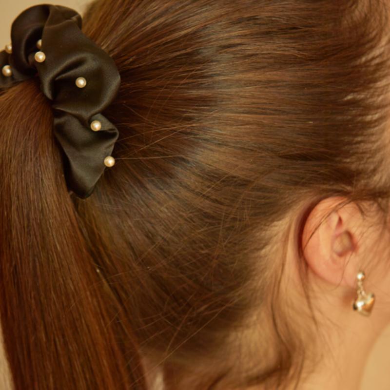 L’OMBRILLANT Satin Perlmutt Punkt Haargummi