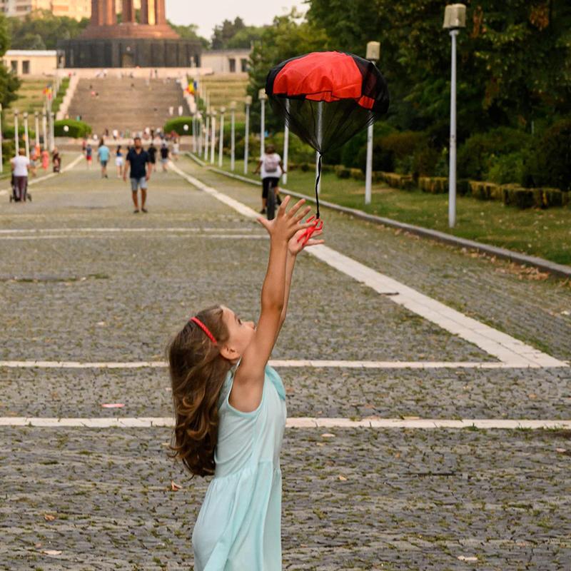 2/4pcs Mini Hand Throwing Parachute for Kids Outdoor Novel Funny Toys Game Educational Flying Sport Unique Boy Girl Gift TMZ