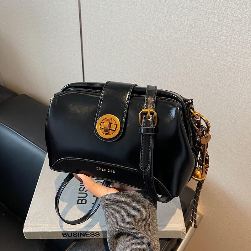 Small bag women's fashion retro new niche design shoulder messenger bag clip pillow bag