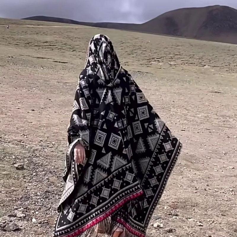 Usar um xale com capuz e uma capa para mantê-lo aquecido, usar uma capa por fora