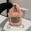 Minimalistická japonská a korejská niche designová plyšová crossbody kabelka s všestranným řetízkem s písmeny