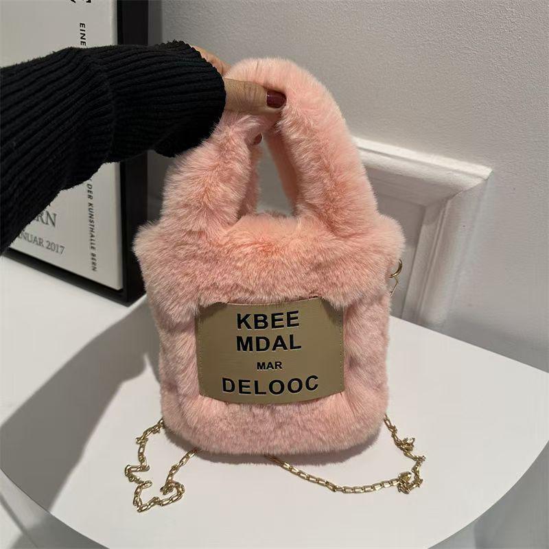 Минималистичная японская и корейская нишевая дизайнерская плюшевая сумка кроссбоди с универсальной цепочкой-буквой