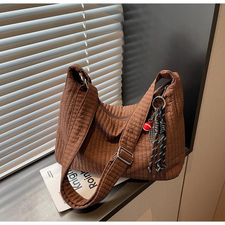 

Casual large-capacity bag women s 2025 new simple and fashionable tote bag Korean version ins commuter shoulder messenger bag темно-коричневого