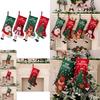 Lebhaft bunte Weihnachtssocken mit Designs von Weihnachtsmann, Schneemann und Rentieren
