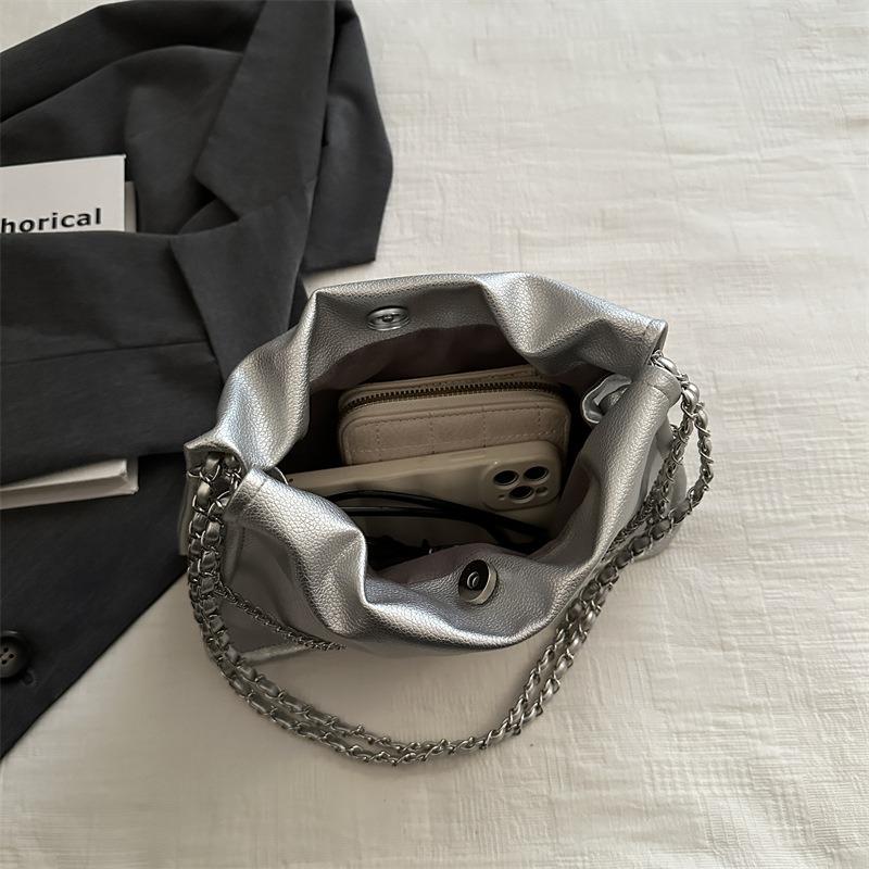 Niche pleated bag women's new, fashionable and textured shoulder bag summer popular chain bag