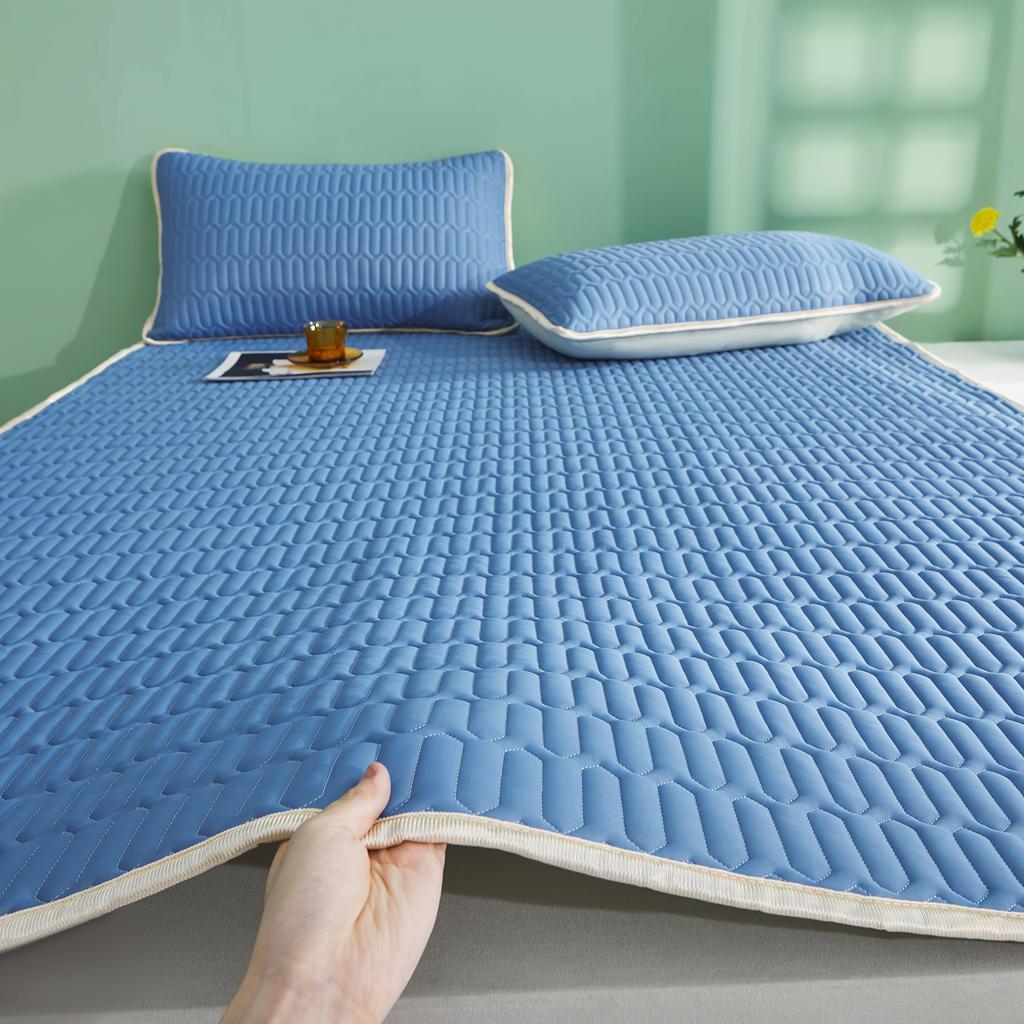 3pcs/set Latex Cooling Mattress Pad-Soft Friendly Foldable All-Season Bedding Breathable Quilted Design(1 mat and 2 pillowcases)