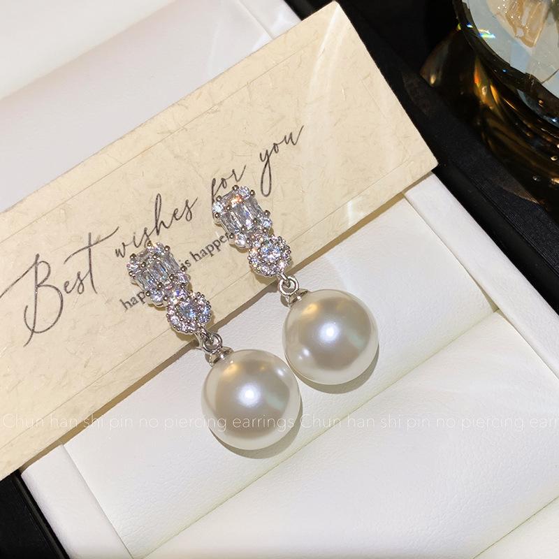New high-end temperament pearl earrings women's niche design fashion light luxury diamond stud earrings