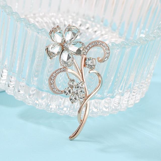 

Женская брошь в форме цветка, простая, маленькая, свежий стиль, стразы, аксессуары для одежды, брошь золотой