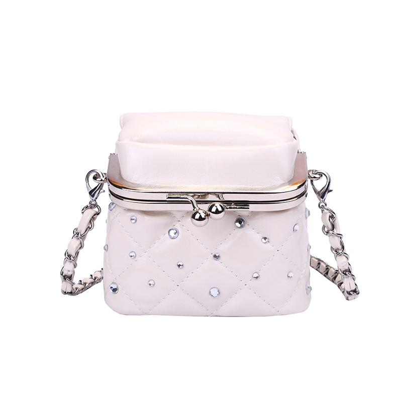 

Xiaoxiangfeng rhombus chain bag 2025 new fashion rivet shoulder bag women s foreign style versatile clip buckle small square bag белый
