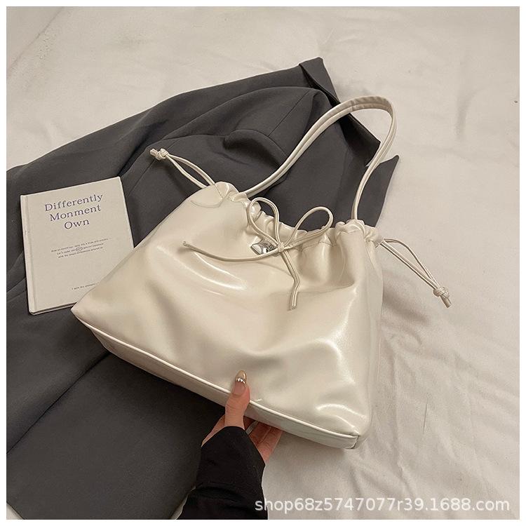 

Premium bundle tote bag 2025 spring and summer new Korean version large-capacity shoulder women s bag fashionable commuter armpit bag белый