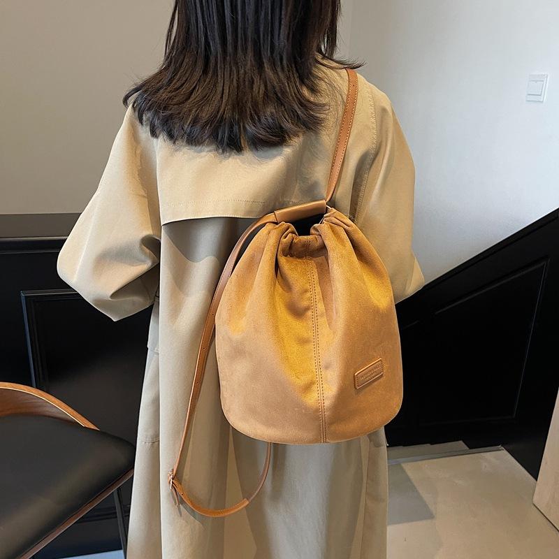 

Новый рюкзак женский повседневный дизайн с замшевой сумкой-ведром, универсальный простой наплечный плюшевый рюкзак 25*17*26 коричневый