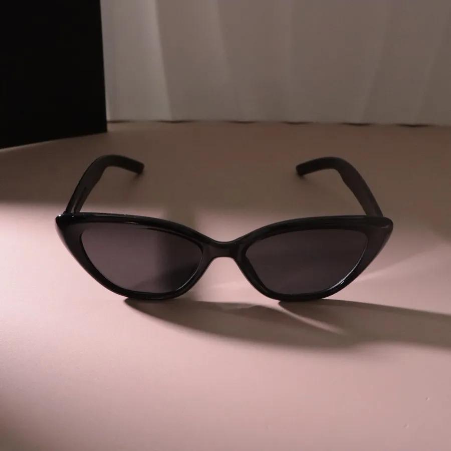 Casual Black Frame Cat Eye Sunglasses Women Men Sun Glasses Female Mirror Colors Designer Brand Fashion Luxurious Eyewear