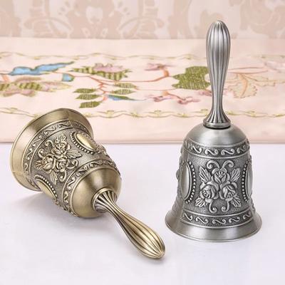 1PC Retro Metalen Tone Europejski styl Dzwonek ręczny Dekoracja rękodzieła Dzwonek alarmowy Rękodzieło Dzwonek świąteczny Dzwonek wietrzny Boże Narodzenie Rzemiosło