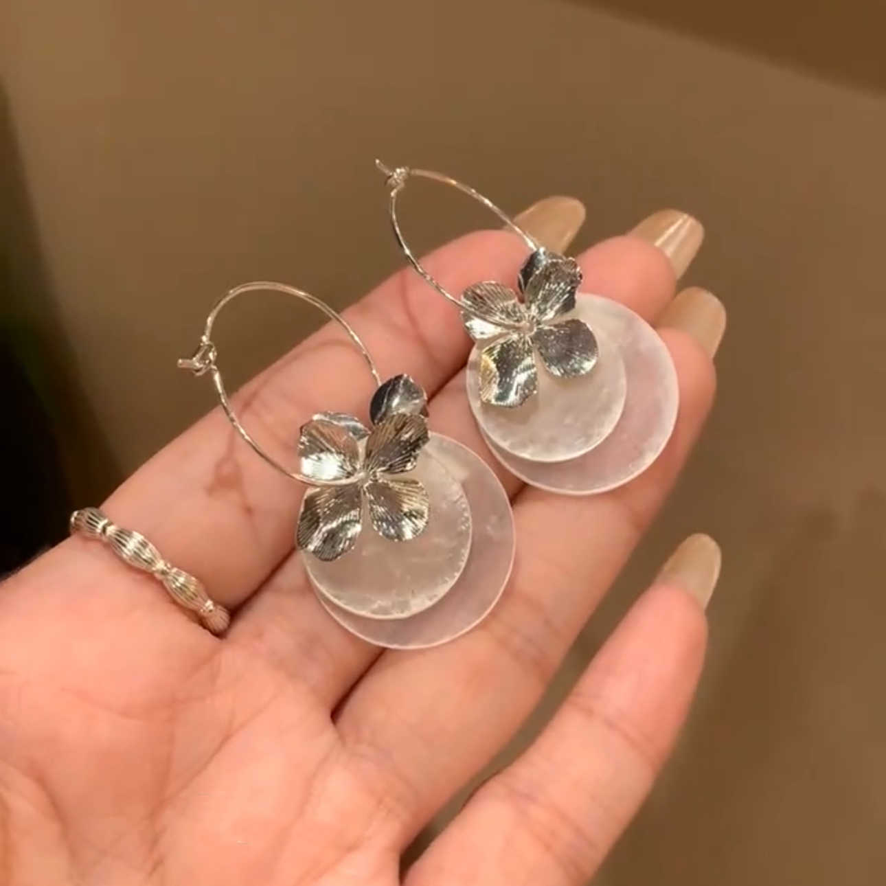 

Super fairy cold shell flower earrings women s new high-end earrings seaside vacation style fashion earrings