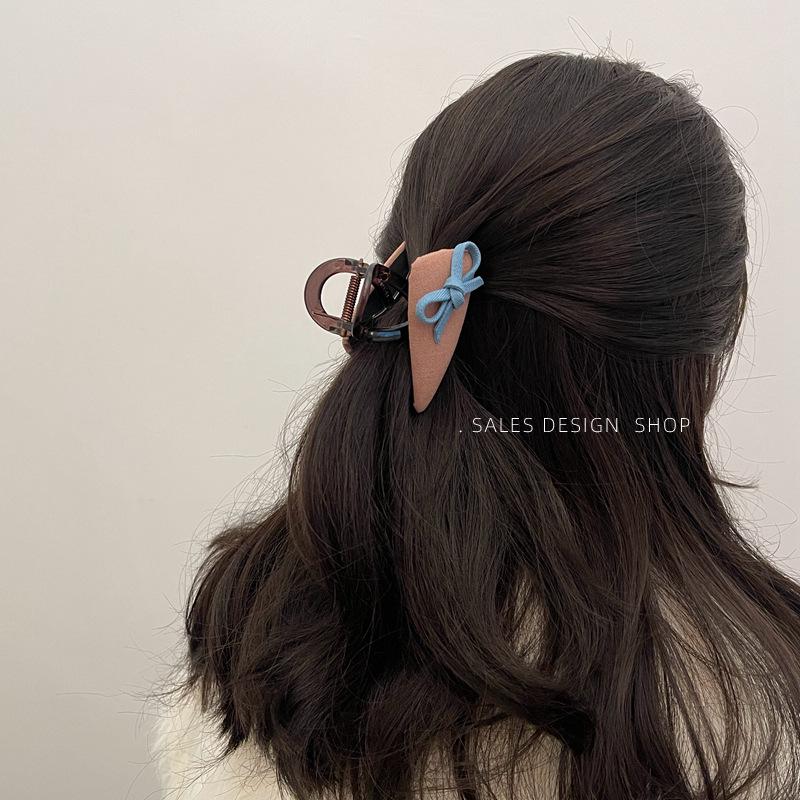 Korean Retro Plaid Triangle Claw Clip - Elegant Hair Accessory for Women