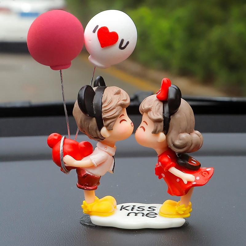 Cartoon Resin Couples Figurine Cute Lovers Balloon Ornament for Car Dashboard Office Desktop Home Decor Lovely Kiss Miniatures