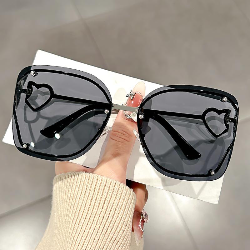

New Metal Opening Large Square Frame Sunglasses For Women Retro Hot Girl Glasses And Openwork Heart-Shaped Sunglasses