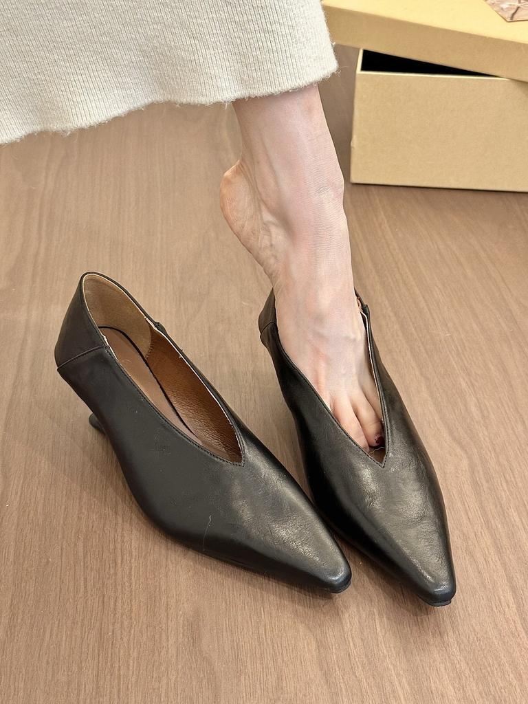 Trendy ins! Temperament pointed head shallow mouth bevel heel single shoes women's autumn and Korean version simple commuting thick heel single shoes