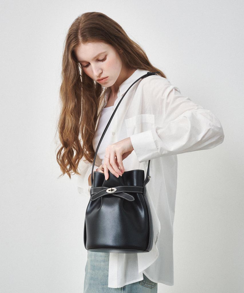 Ostkaka Classic Belt Bucket Bag Black