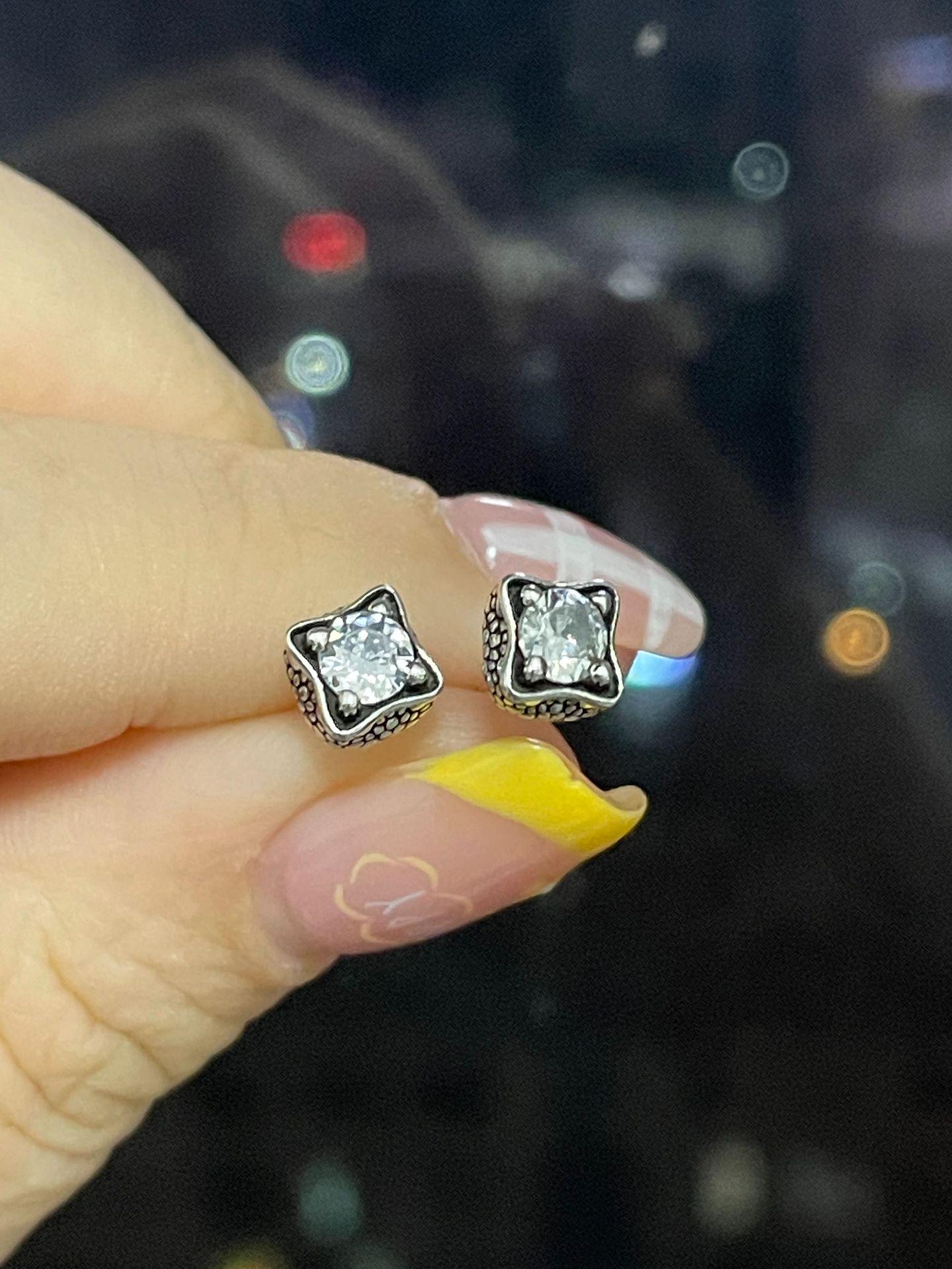 

Dragon Claw Silver Stud Earrings: Retro Black Men s Ear Jewelry