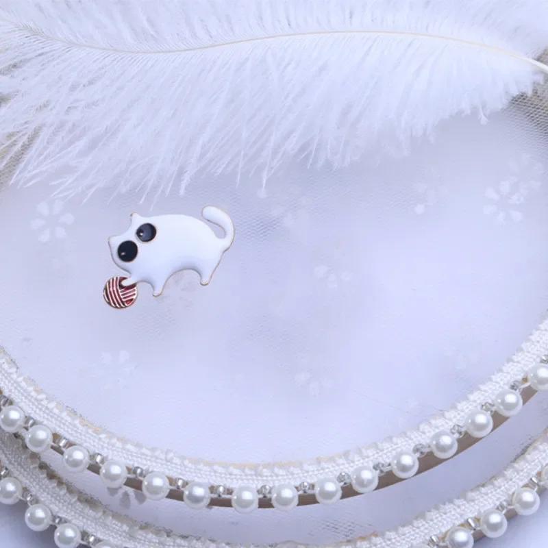 

Новая симпатичная брошь в виде маленького толстого человека, играющего в мяч, с кошкой, женская брошь из сплава с эмалью и котом, повседневная брошь для вечеринки белый