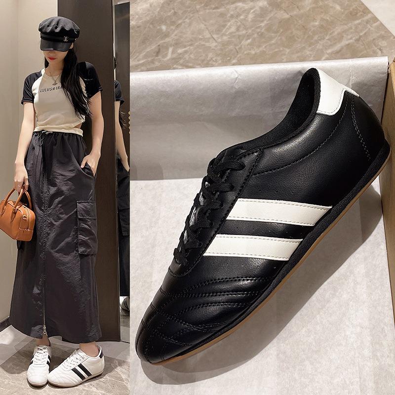 Fashion 2025 New Classic Retro Casual Low Top Running Shoes Anti-slip and wear-resistant Plus Size Women's black white colorway Sneakers