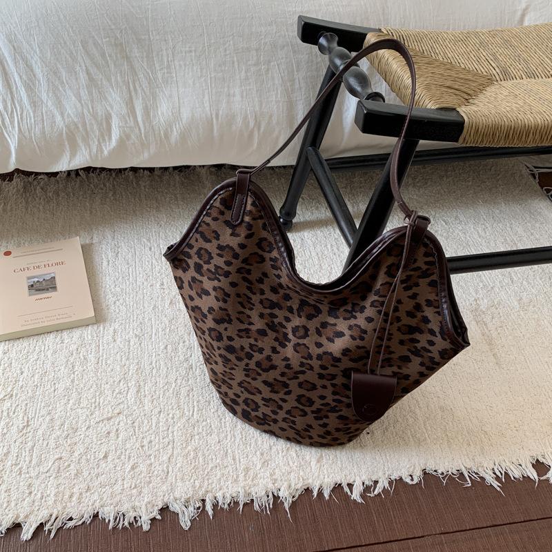 Casual Relaxation Large Capacity Leopard Print Bag Women's 2025 New Autumn and Winter Commuter Shoulder Bag Portable Tote Bag