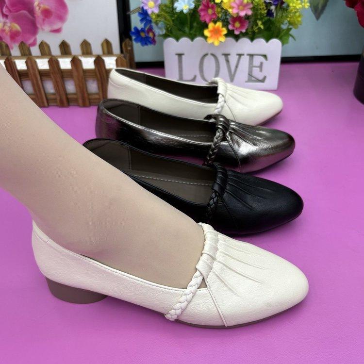 New Fashion Pointed Single Shoes Women's 2025 Autumn Versatile Middle-aged and Elderly Soft Leather Soft Sole Not Tired Feet Shallow Mouth Mother Shoe