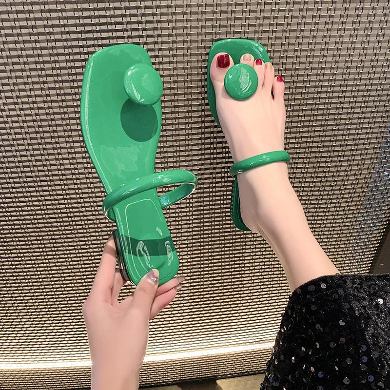 Новые женские тапочки от модного дизайнера. Летние сандалии. Тапочки на низком каблуке — фото 3