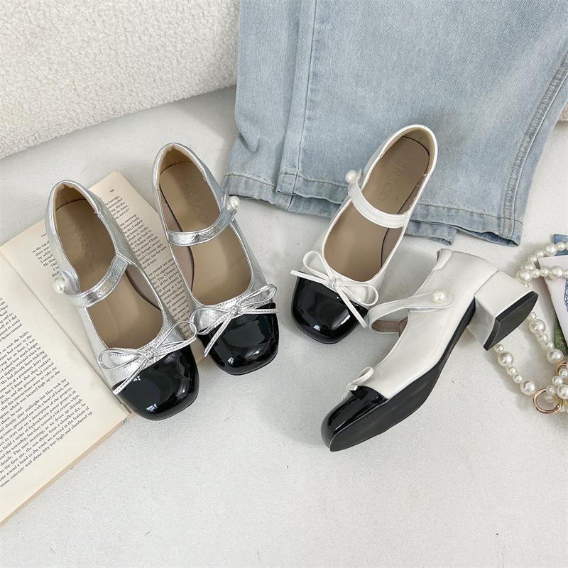 Weiße Retro Mary Janes mit dickem Absatz kleine Lederschuhe Damen 2025 neu Frühling und Herbst Rock Französische kleine duftende Einzelne Schuhe