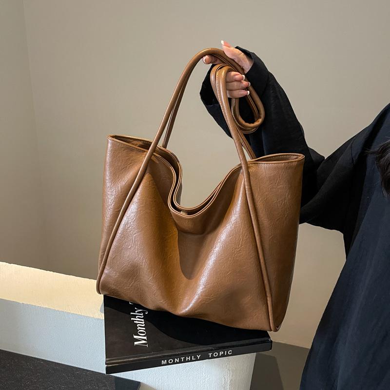 Large-capacity Bag Women's Autumn Versatile New Fashion Simple Shoulder Bag Texture Class Commuter Care
